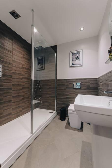 Penthouse Noir - Wyndale Living - Central Bham 2Br 버밍엄 외부 사진